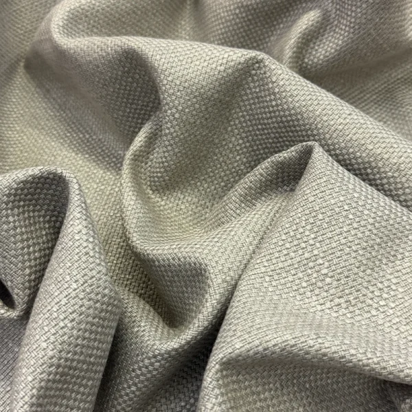 Primer plano de la textura de tejido plano de la Tela Siena en color perla, destacando su trama resistente y el brillo sutil de sus fibras naturales.