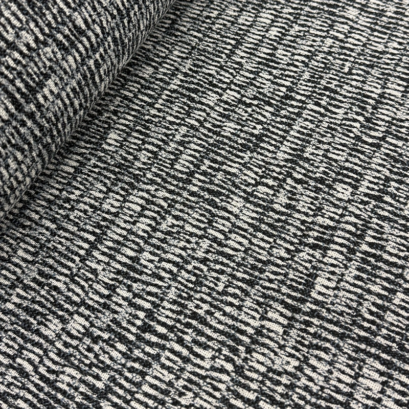 tela-tapiceria-trazos-carbon-800x800 Tela de tapicería modelo Trazos Carbón con un patrón de líneas negras cruzadas sobre un fondo color hueso cubriendo un sillón.