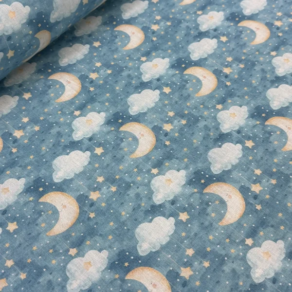 Tela Petite Sueño Infantil Cielo Azul con estampado digital de nubes y lunas sonrientes para la confección de ropa de niños y fundas de cojín.