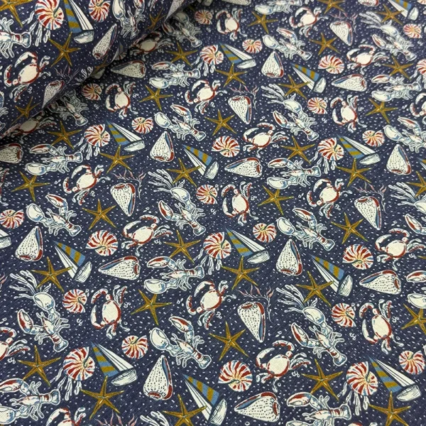 Tela Petite Aventuras del Mar Azul con estampado digital náutico de barquitos, langostas y cangrejos para confección de ropa veraniega.