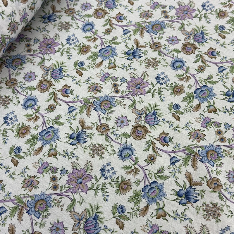tela-petite-flores-lilas-azules-fondo-blanco-lino-800x800 Tela Petite Flores Silvestres Lilas y Azules de la imagen_6be2ec.jpg con estampado digital de enredaderas y flores clásicas en fondo blanco para costura.