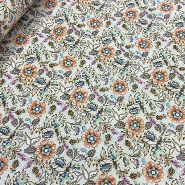 Tela Petite Tapiz Naranja y Azul de la imagen_6be98d.jpg con estampado digital ornamentado de flores medievales y hojas en fondo blanco texturizado.