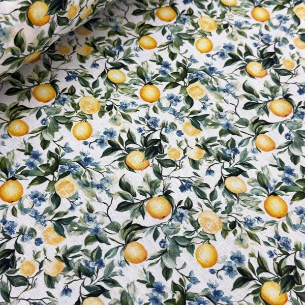 Tela Petite Limones y Flores Azules de la image_6c566b.jpg con estampado digital de limones maduros y pequeñas flores azules sobre fondo blanco texturizado.
