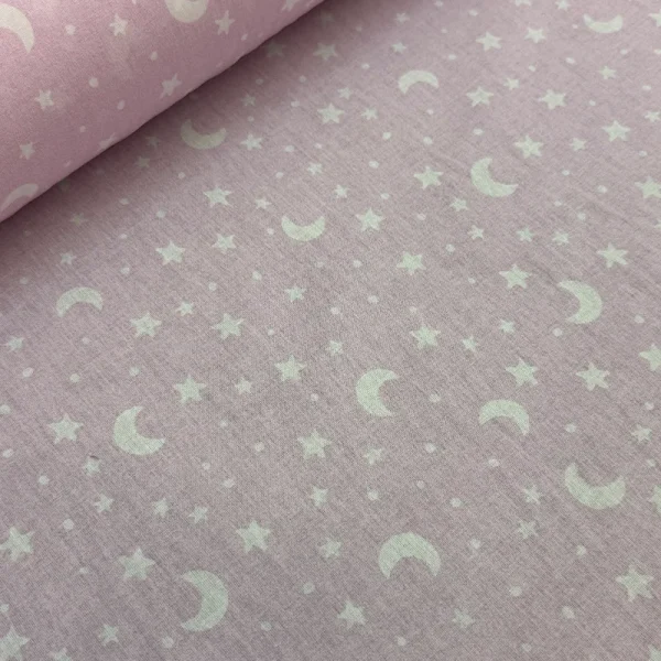 Tela Petite Lunas y Estrellas Rosas de la image_6c5a2d.jpg con estampado digital de lunas crecientes y constelaciones blancas sobre fondo rosa texturizado.