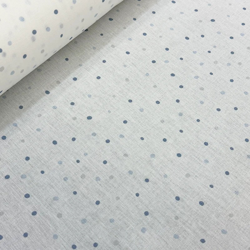 tela-petite-puntos-azules-fondo-blanco-800x800 Tela Petite Motivo de Puntos Azules de la image_6cceee.jpg con estampado digital de lunares en tonos azules sobre base blanca texturizada.