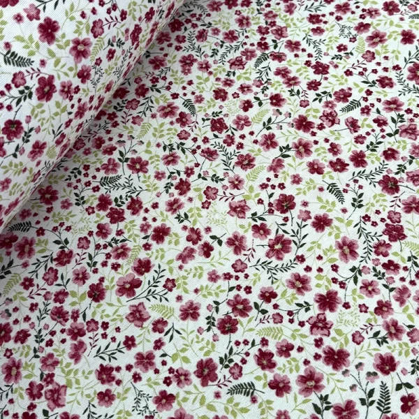 Loneta Flores Ciri con estampado de pequeñas flores rojas
