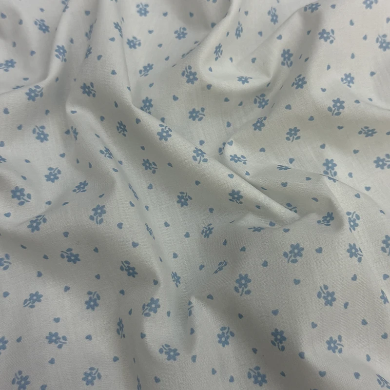 tela-annie-flores-azules-fondo-blanco-800x800 Tela Annie con diseño de estampado floral con pequeñas flores y corazones azules sobre fondo blanco de la imagen image_6a8363.jpg.