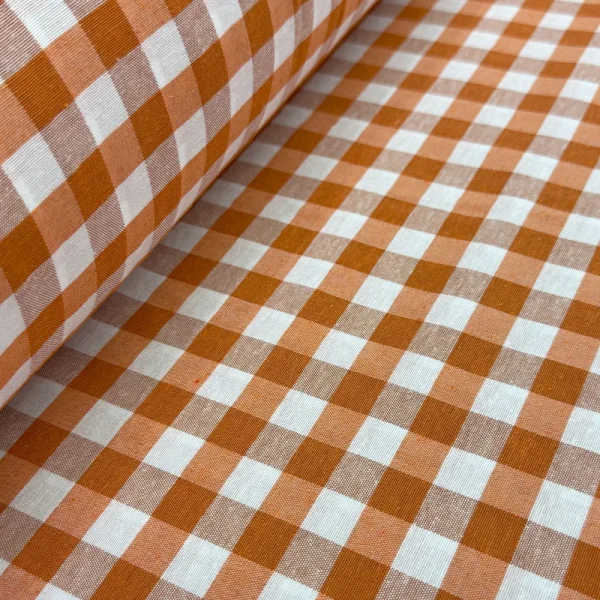 Loneta Ibiza Cuadros Terracota con estampado de cuadros en tonos naranja y blanco de aproximadamente un centímetro, ideal para mantelería.