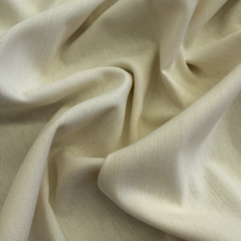 loneta-trim-marfil-calido-800x800 Loneta Trim Marfil Cálido de superficie lisa y tono marfil claro, con textura de tejido visible, ideal para cortinas, tapicería, fundas y manteles.