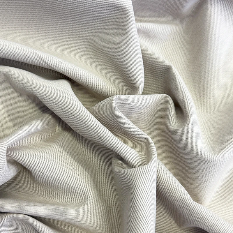 loneta-trim-piedra-clara-800x800 Loneta Trim Piedra Clara de superficie lisa y tono neutro claro entre beige y gris, ideal para cortinas, tapicería, fundas, manteles y decoración.