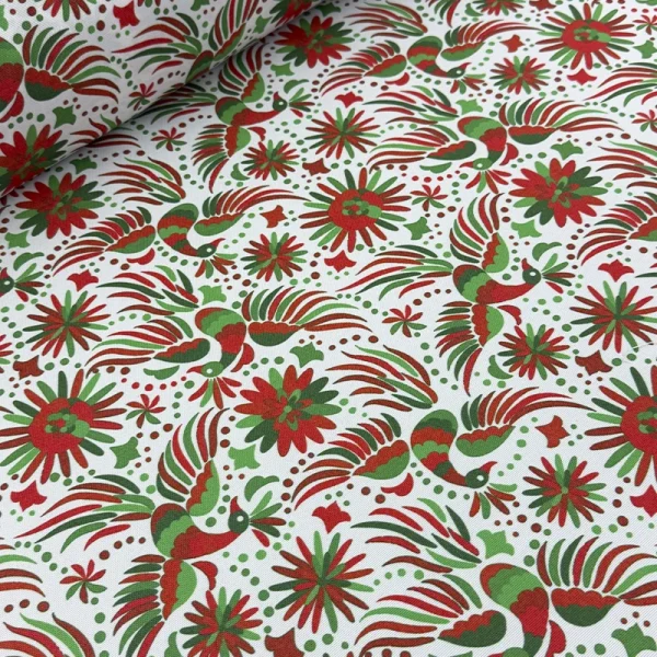 Tela mantelera Aves del Istmo con estampado de aves y flores inspiradas en el bordado tradicional mexicano en colores verde, blanco y rojo sobre fondo blanco.