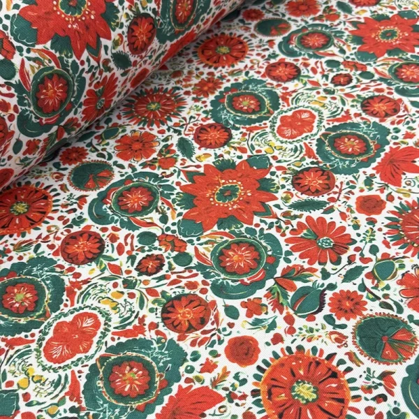 Tela mantelera Flores de Talavera con estampado floral en tonos rojo, terracota y verde sobre fondo blanco, inspirada en la artesanía mexicana.