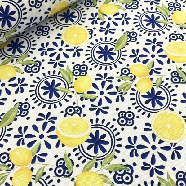Genova 170 Limones y Flores Azules con limones amarillos, hojas verdes y motivos florales azules sobre fondo blanco.