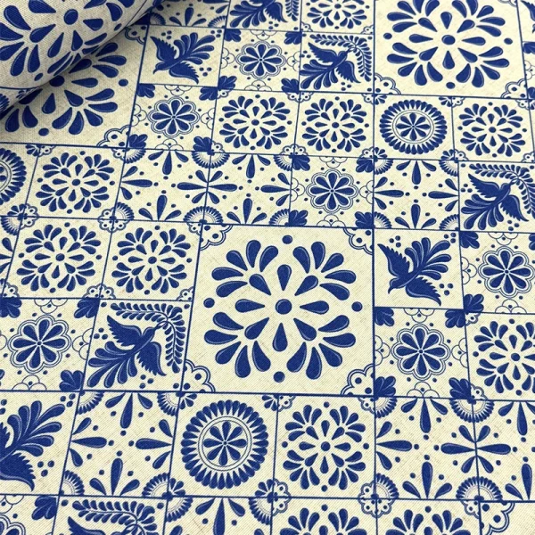 Genova 170 Talavera y Aves Azul con flores, motivos ornamentales y aves sobre fondo blanco.