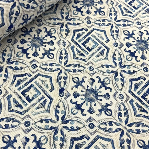 Genova 170 Talavera Azul con motivos florales y geométricos en tonos azules sobre fondo blanco.